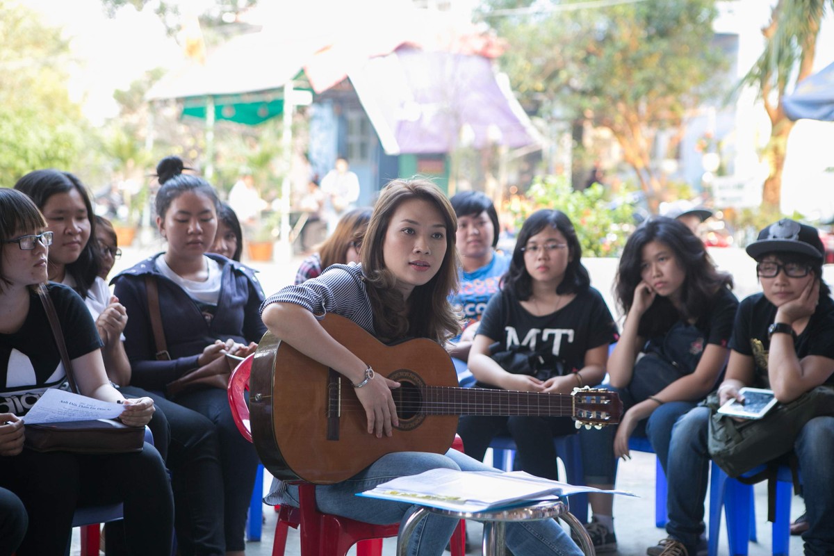 My Tam vua om dan vua hat tang nghe sy gia-Hinh-9